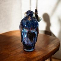 Figura decorativa de sabio oriental en cerámica esmaltada 11 cm, de altura.