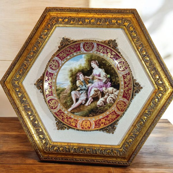 Plato de Porcelana Artística en Marco Hexagonal Dorado - Escena Galante Estilo Rococó Royal vienna Pintado a Mano