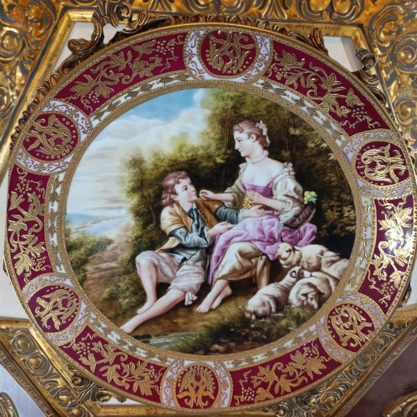 Plato de Porcelana Artística en Marco Hexagonal Dorado - Escena Galante Estilo Rococó Royal vienna Pintado a Mano