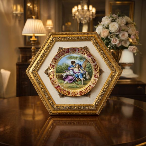 Plato de Porcelana Pintado a Mano Royal Vienna con Marco Hexagonal en Pan de Oro