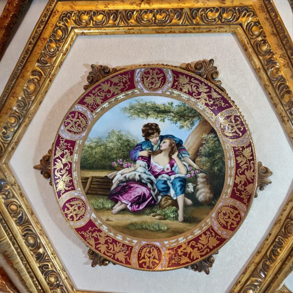 Plato de Porcelana Pintado a Mano Royal Vienna con Marco Hexagonal en Pan de Oro