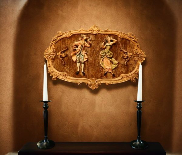 Cuadro en Relieve Estilo Rococó Pareja Galante en Escena Romántica.