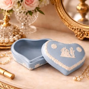 Joyero Decorativo en  Corazón Estilo: Clásico / Neoclásico  Wedgwood England.