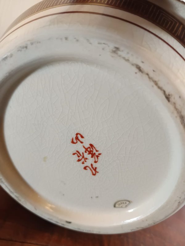 Jarrón Decorativo de Porcelana Japonesa con Detalles en Oro. 26cm de Altura y 76cm Circunferencia.