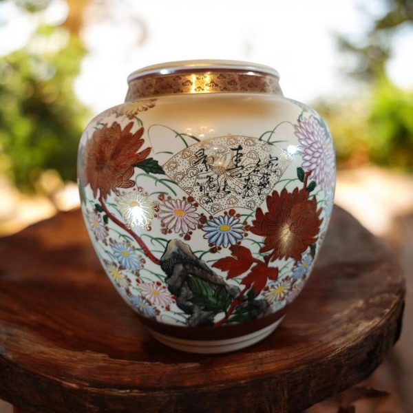 Jarrón Decorativo de Porcelana Japonesa con Detalles en Oro. 26cm de Altura y 76cm Circunferencia.