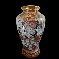 Jarrón de Porcelana Japonesa con Grullas y Detalles en Oro 26 cm, de Altura.