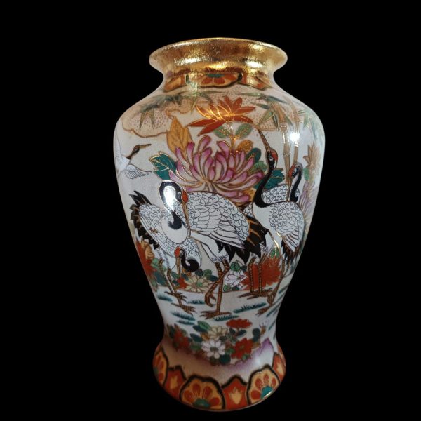 Jarrón de Porcelana Japonesa con Grullas y Detalles en Oro 26 cm, de Altura.
